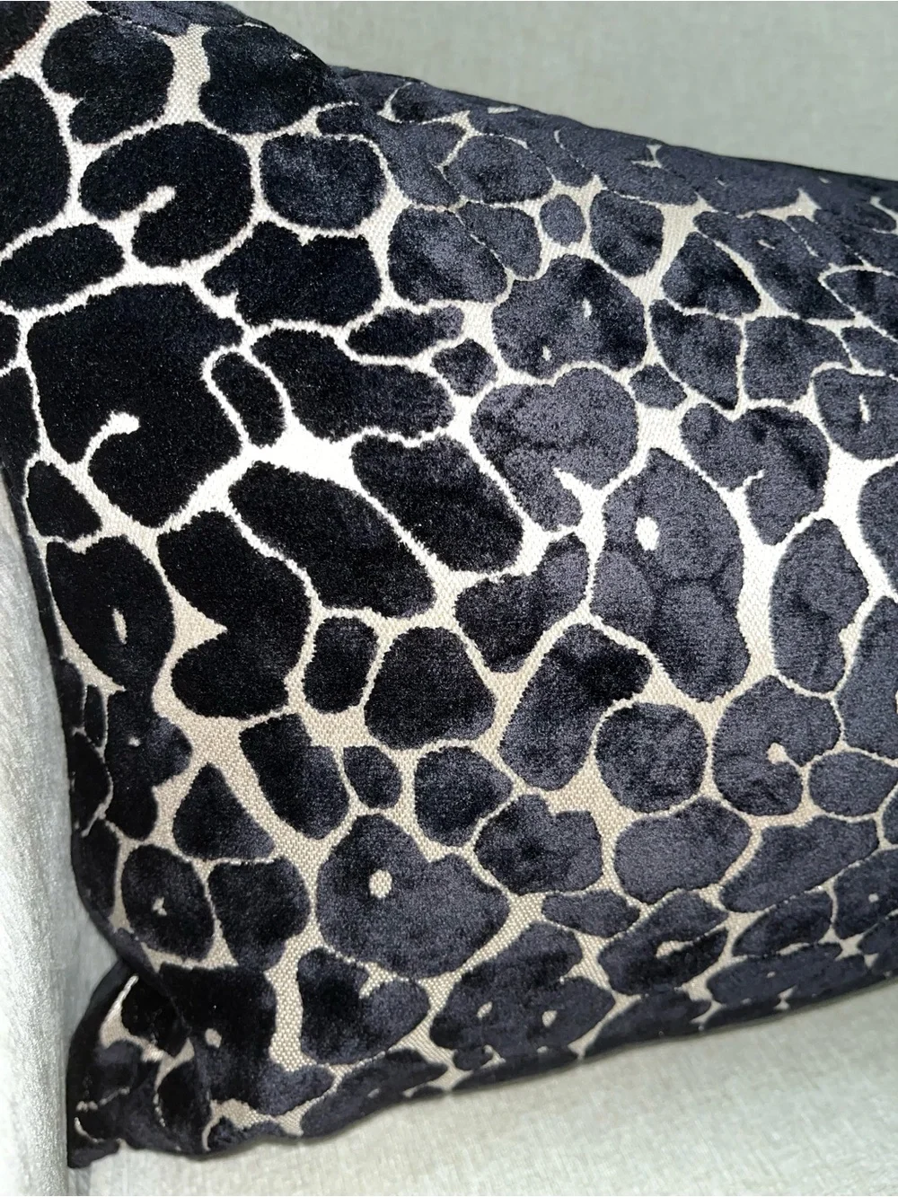 2-NWT CASA DECOR CUT VELVET LEOPARD DESIGN DECORATIVE PILLOWS